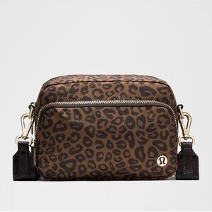 Lululemon Everywhere Crossbody 2L in Leopardo Shift Midi Desert Khaki